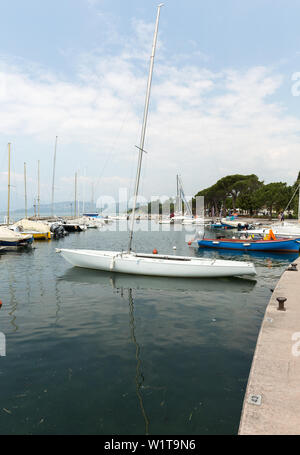 Voiliers et bateaux de pêche à Lazise sur le lac de Garde . Italie Banque D'Images