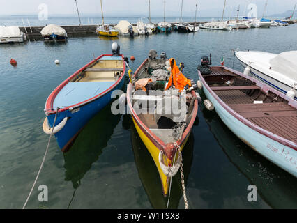 Voiliers et bateaux de pêche à Lazise sur le lac de Garde . Italie Banque D'Images