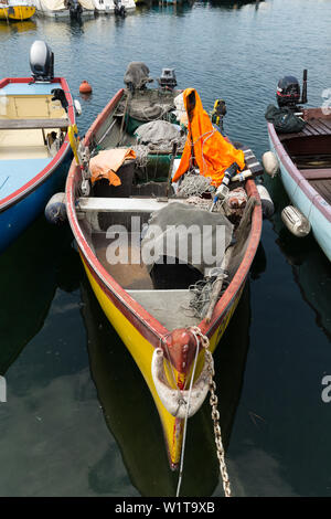 Voiliers et bateaux de pêche à Lazise sur le lac de Garde . Italie Banque D'Images