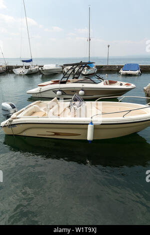 Voiliers et bateaux de pêche à Lazise sur le lac de Garde . Italie Banque D'Images
