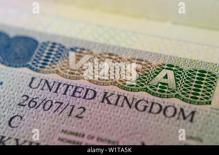 UK visa à entrées multiples (type C) autocollant dans le passeport. Macro photo. Banque D'Images