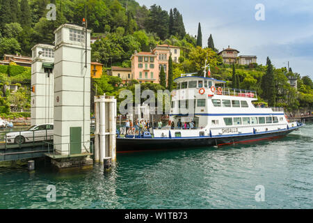 VARENNA, Lac de Côme, Italie - Juin 2019 : passager et car-ferry le déchargement à la jetée à Varenna sur le lac de Côme. Banque D'Images