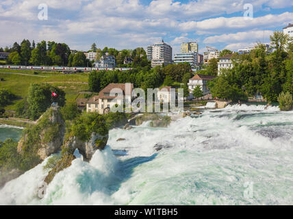 Laufen, Suisse - 7 juin 2019 : les chutes du Rhin cascade vu depuis le château de Laufen, bâtiments de la ville de Neuhausen am Rheinfall dans la b Banque D'Images