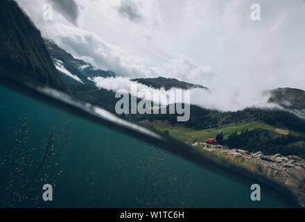 Climber bénéficie d'affichage au niveau du réservoir de Vernagt misty dans humeur, E5, Alpenüberquerung, 6e étape, Niederjochbach,aération, Similaun hut, Vernagt Schnalstal, re Banque D'Images