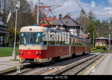 Le wagon historique tchécoslovaque Trojca (EMU 89.0009) de 1967 à la gare de Tatranska Lomnica Slovaquie. Slovaquie, Europe Banque D'Images