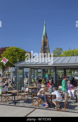 Cathédrale St Petri et le café dans le port de Schleswig, côte de la mer Baltique, Schleswig-Holstein, Allemagne du Nord, l'Allemagne, de l'Europe Banque D'Images