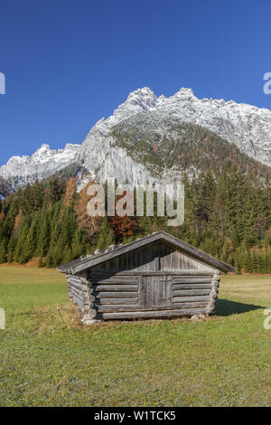 Hut en face d'Öfelekopf montagne dans les montagnes de Wetterstein, Leutasch, le nord de l'Italie, Tyrol, Autriche, Europe Banque D'Images