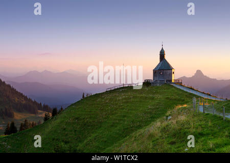 Chapelle sur Wallberg, vue de les Alpes bavaroises avec la pointe d'Roßstein distinctif/ Buchstein, près de Bad Wiessee am Tegernsee, Mangfallgebirge, Bava Banque D'Images