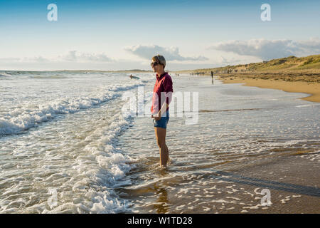 Femme à la plage, la presqu'île de Quiberon , Bretagne, France Banque D'Images