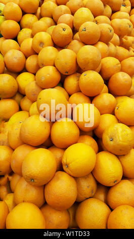 Les oranges. Fruits Orange. Les oranges prêts pour la vente. Les oranges de jus. La récolte des oranges sur les tablettes des magasins. Banque D'Images