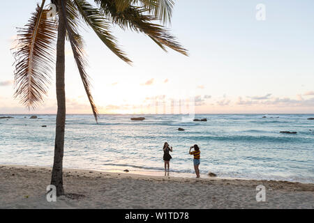 Les touristes de sexe féminin, les femmes, à prendre des photos sur la plage au coucher du soleil, palmier, côte de la route solitaire de La Boca à Playa Ancon, avec belle petite plage de sable b Banque D'Images