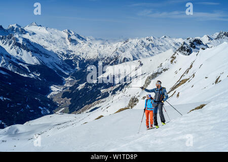 L'homme et la femme en regardant vers l'arrière-pays-ski Alpes de Zillertal, Alpes de Tux, Rastkogel, Tyrol, Autriche Banque D'Images