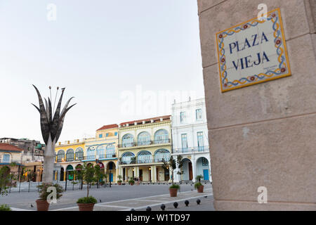 Plaza Vieja, tôt le matin, ville historique, centre des congrès, vieille ville, Habana Vieja, Cuba, voyages en famille, vacances, aventure, La Havane, Cuba, Ca Banque D'Images