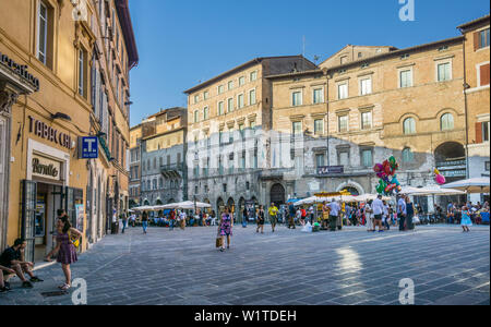 Vue sur la Piazza della Repubblica, un grand espace public ouvert sur le Corso Piertro Vannutti, l'artère principale dans le centre historique de Pérouse, Ombrie, ita Banque D'Images