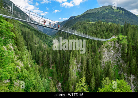 Plusieurs personnes marchant sur le pont suspendu, Holzgau, Lechweg, vallée de Lech, dans le Tyrol, Autriche Banque D'Images