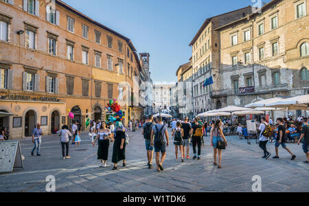 Vue sur la Piazza della Repubblica, un grand espace public ouvert sur le Corso Piertro Vannutti, l'artère principale dans le centre historique de Pérouse, Ombrie, ita Banque D'Images