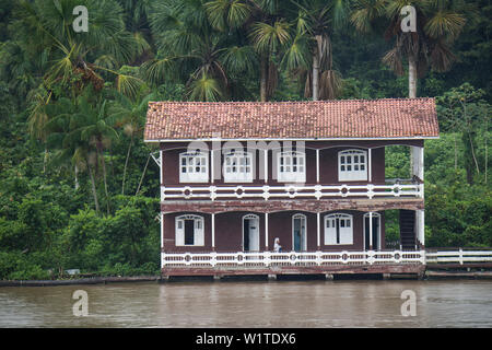 Un noble à la maison à deux étages avec une double structure de caisse wrap-around porche sur deux côtés se tient sur la rive de la rivière amazonienne, Breves Satellite, près de Belem Banque D'Images