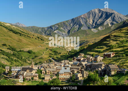 Village Le Chazelet avec vue sur Pic du Mas de la Grave, Le Chazelet, Parc National des Écrins, Dauphine, Dauphiné, Hautes Alpes, France Banque D'Images