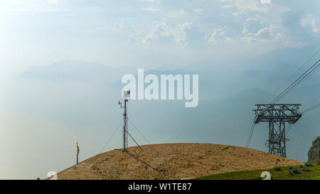 Debout au sommet du Monte Baldo et à Lac de Garde doen. Banque D'Images