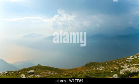 Debout au sommet du Monte Baldo et à Lac de Garde doen. Banque D'Images