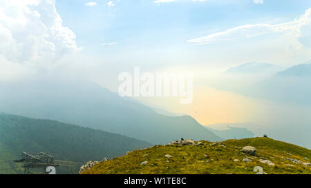 Debout au sommet du Monte Baldo et à Lac de Garde doen. Banque D'Images
