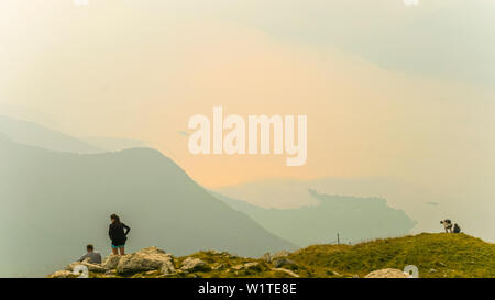Debout au sommet du Monte Baldo et à Lac de Garde doen. Banque D'Images