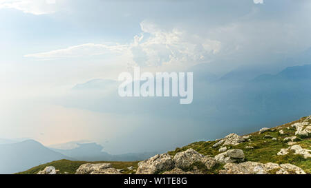 Debout au sommet du Monte Baldo et à Lac de Garde doen. Banque D'Images