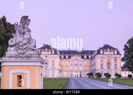 Vue de l'ouest du château d'Augustusburg à Bruehl, vallée du Rhin moyen, Nordrhein-Westfalen, Germany, Europe Banque D'Images