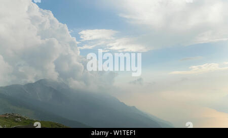 Debout au sommet du Monte Baldo et à Lac de Garde doen. Banque D'Images