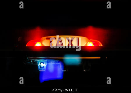 Close-up of illuminated Taxi sign, Paris, France, Europe Banque D'Images