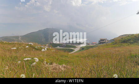 Debout au sommet du Monte Baldo et à Lac de Garde doen. Banque D'Images