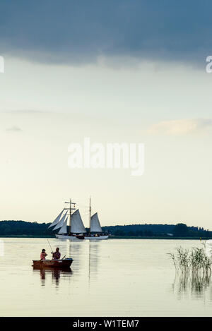 Deux-master et bateau de pêche sur la lagune à côté de l'angle Lieper, Usedom, côte de la mer Baltique, Mecklenburg-Vorpommern, Allemagne Banque D'Images