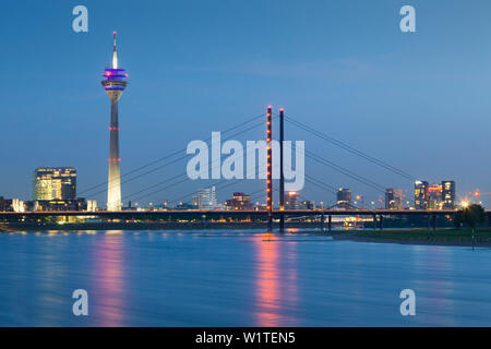 Vue sur le Rhin à Stadttor, Rheinknie bridge et tour de télévision et Neuer Zollhof (Arkite, Düsseldorf, Rhénanie du Nord-Westphalie, Allemagne Banque D'Images