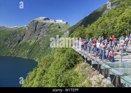 Point de vue de vue sur le Geirangerfjord, Ørnesvingen fjord de Geiranger, Plus et Romsdal, Fjord Norway, sud de la norvège, Norvège, Scandinavie, dans le Nord de l'E Banque D'Images