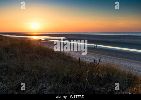 La plage au coucher du soleil en hiver, les îles de la Frise orientale, Spiekeroog, Basse-Saxe, Mer du Nord, Allemagne Banque D'Images