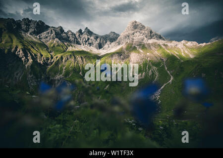 Lumières dans les Alpes d'Allgäu, E5, 1er étage, Alpenüberquerung Sperrbachtobel Kemptnerhütte à Oberstdorf, Allgäu, Bavière, Allemagne, Alpes Banque D'Images