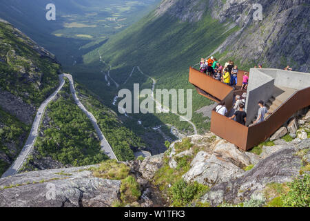 Point de vue au-dessus de la route Trollstigen, Geiranger-Trollstigen, Rauma, Plus et Romsdal, Fjord Norway, sud de la norvège, Norvège, Scandinavie, dans le Nord de l'UE Banque D'Images