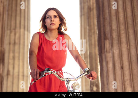 Jeune femme vélo sur Königs Plaza à Munich, Bavière, Allemagne Banque D'Images