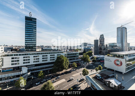 Vue sur Berlin avec le Bikini shopping centre, le Gedaechnis l'église et le Waldorf Astoria building, Berlin, Germany Banque D'Images