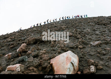 Les touristes de grimper sur le sommet du volcan Stromboli, île de Stromboli, Iles Eoliennes, Lipari, Mer Tyrrhénienne, Mer Méditerranée, l'Italie, Eur Banque D'Images