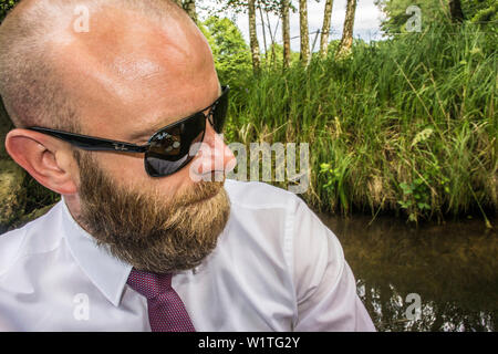 Homme à barbe et des lunettes de soleil dans un kajak, Spreewald, vacances, Famille, fête de famille, été, Vacances, château, Oberspreewald, Brandebourg, Banque D'Images