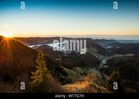 Vue depuis le Belchen sud sur l'Wiesental valley et les Alpes suisses, l'atmosphère du matin avec brouillard, Belchen, Forêt-Noire, Bade-Wurtemberg, Allemagne Banque D'Images