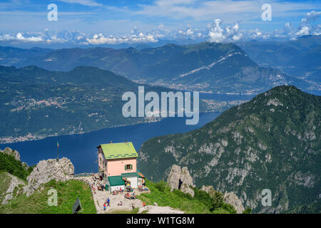 Rifugio refuge Rosalba et le lac Lago di Como, à partir de la Grignetta, Grigna, Alpes Bergamasque, Lombardie, Italie Banque D'Images