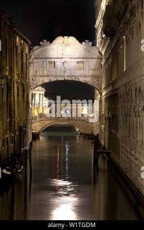 Pont des Soupirs la nuit, Venise, Italie Banque D'Images
