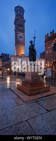 Place du marché de la Piazza delle Erbe, dans la vieille ville de Vérone avec la statue de bronze Civiltà Italica et la Torre dei Lamberti, Veneto, Italie Banque D'Images