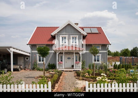 Deux étages gris maison familiale avec une lucarne et un toit rouge dans le style nordique avec façade en bois, Korbach, Hesse, Germany, Europe Banque D'Images