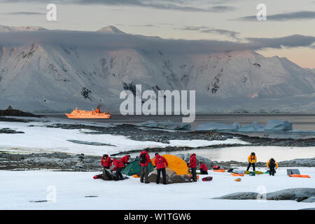 Les passagers d'expedition cruise ship MS Bremen (Hapag-Lloyd Cruises) établissent leur camp la nuit sur une plate bande de bien emballage la neige, près de Port Lock Banque D'Images