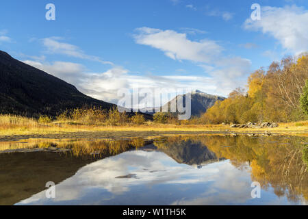 L'automne par le lac Vågåvatnet près de Lom, Oppland, Østlandet, sud de la norvège, Norvège, Scandinavie, Europe du Nord, Europe Banque D'Images