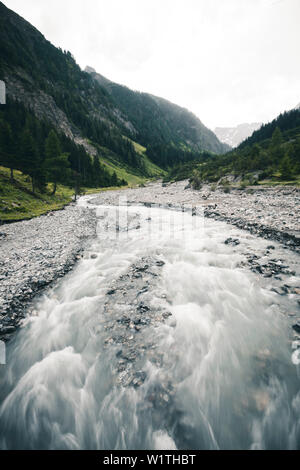 Dans la rivière de montagne paysage de montagne, E5, Alpenüberquerung, 2ème étape, Lechtal, Kemptner Hütte à Memminger Hütte, Tyrol, Autriche, Alpes Banque D'Images
