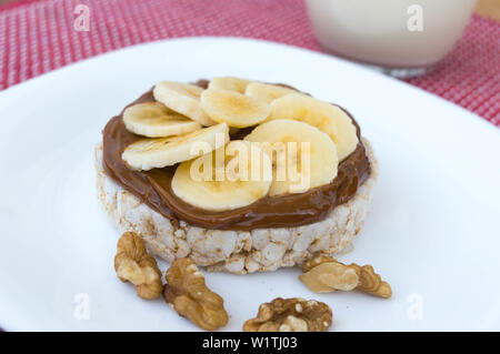 Cookies de riz spectaculaires avec dulce de leche, noix, chocolat liquide Banque D'Images